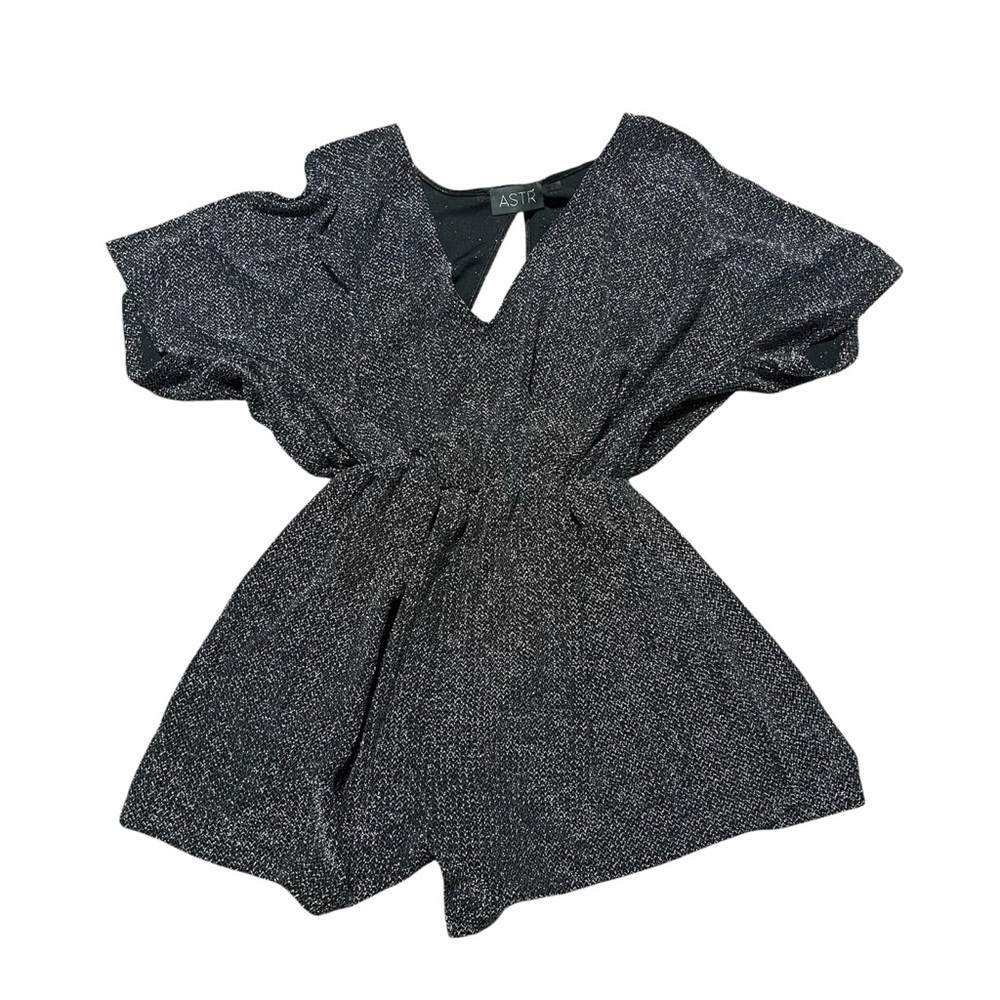 ASTR the Label Size XSmall Women’s Metallic Cold Shoulder Romper Silver Black